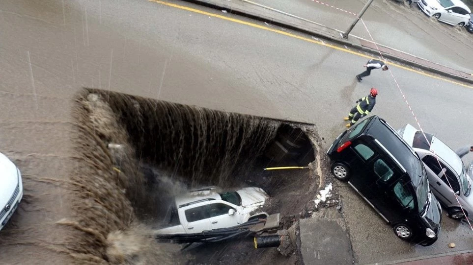 Tρύπα «κατάπιε» αυτοκίνητα στο Ερζερούμ – Πανικός στους κατοίκους – Βίντεο